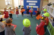 Dzieci z grupy II tancza w kapeluszach