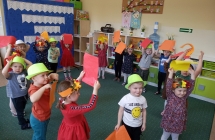 Dzieci z grupy II tancza z kartkami