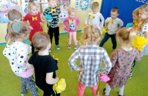 Dzieci z grupy IX podczas tanca grupowego. 