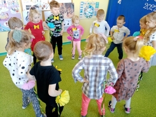 Dzieci z grupy IX podczas tanca grupowego.