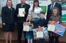 Laureaci kategorii przedszkola z nagrodami w towarzystwie organizatorow konkursu. (3)