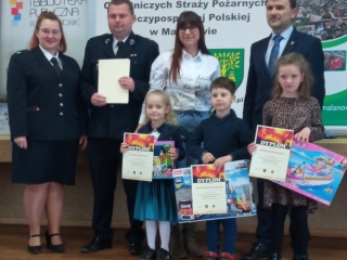 Laureaci kategorii przedszkola z nagrodami w towarzystwie organizatorow konkursu. (3)