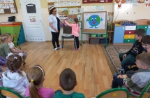 Michalinka ćwiczy prawidłowe szczotkowanie na modelu zębów.