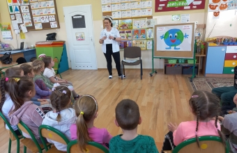 Dzieci z grupy VII z uwagą słuchają p. pielęgniarki.