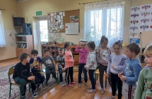 Dzieci z grupy VII przymierzają czepek pielęgniarski.