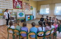Dzieci z grupy VII podczas spotkania z  panią pielęgniarką.