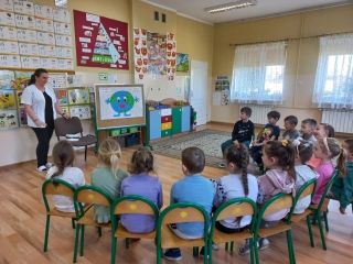 Dzieci z grupy VII podczas spotkania z panią pielęgniarką.