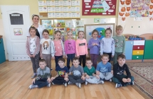 Uśmiechnięte sześciolatki z panią pielęgniarką. 