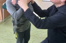 Chlopiec trzyma skrzypce