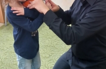 Dziewczynka trzyma skrzypce  (1)