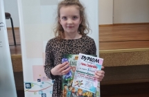 Hania z dyplomem za zajecie I miejsca i nagroda.