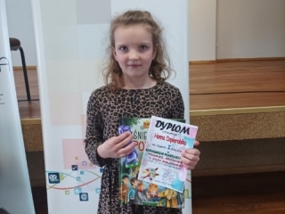 Hania z dyplomem za zajecie I miejsca i nagroda.