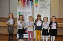 Laureaci w kategorii przedszkole z nagrodami i dyplomami.