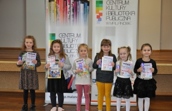 Laureaci w kategorii przedszkole z nagrodami i dyplomami.