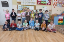 Dz. z gr, VII z zabawkami, ktore wyknonaly z odpadkow.