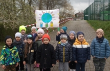 Dz. z gr. VI z plakatem ekologicznym.