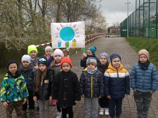 Dz. z gr. VI z plakatem ekologicznym.