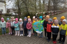 Dz. z gr. II z plakatem ekologicznym.