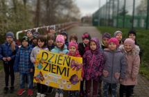 Dz. z gr. VIII z plakatem ekologicznym.