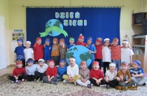 Dzieci z gr. V podczas wystepu ekologiczngo