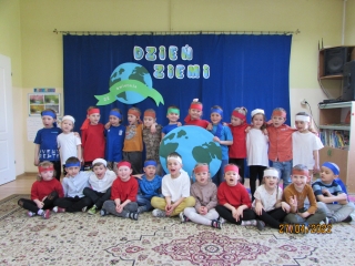 Dzieci z gr. V podczas wystepu ekologiczngo