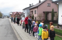 Dzieci maszeruja ulicami Malanowa