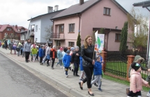 Przedszkolaki podczas przemarszu