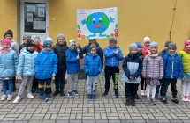 Dzieci z gr. VII z transparentem.