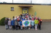 Dzieci z transparentami przed Gminnym Przedszkolem