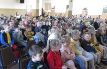 Przedszkolaki podczas teatrzyku