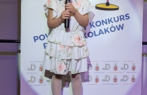 Kornelka na scenie podczas konkursu muzycznego