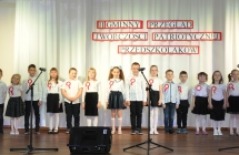 Dzieci wystepuja na scenie