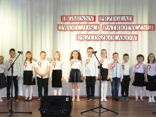 Dzieci wystepuja na scenie