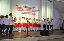 dziewczynki graja na instrumentach