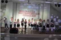 dzieci trzymaja kwiaty