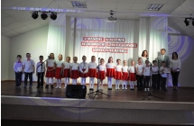 dzieci otrzymuja dyplom