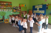 7. Dzieci spiewaja piosenke dla mamy i taty.