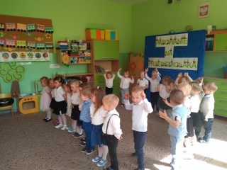 7. Dzieci spiewaja piosenke dla mamy i taty.