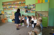 9. Pani dyrektor pasuje dzieci na przedszkolakow