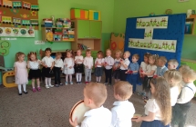 1. Dzieci graja na instrumentach.