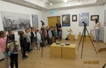 Dzieci z gr. VII na wystawie astronomicznej.