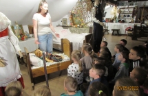 Szesciolatki zwiedzaja dawne izby.