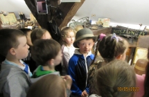 Dzieci z gr. VII ogladaja wyposazenie warsztatu czapniczego.