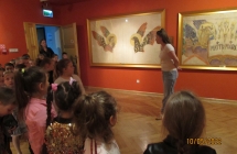 Szesciolatki podziwiaja kartony J. Mehoffera.