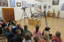 Dz. z gr. VII  na wystawie astronomicznej sluchaja opowiesci  p. przewodnik.