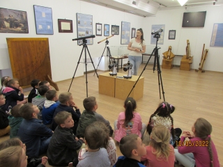 Dz. z gr. VII  na wystawie astronomicznej sluchaja opowiesci  p. przewodnik.