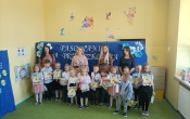 Przedszkolaki z grupy IX z pamiatkowymi dyplomami 