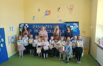 Przedszkolaki z grupy IX z pamiatkowymi dyplomami 