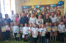 Przedszkolaki ze swoimi rodzicami grupa IX 