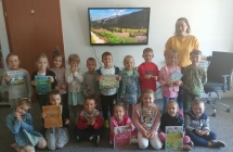 Przedszkolaki z gr. V w bibliotece